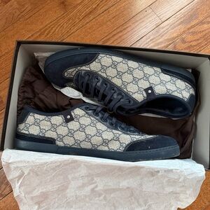 Gucci Men's navy and Cream Patterned Sneakers